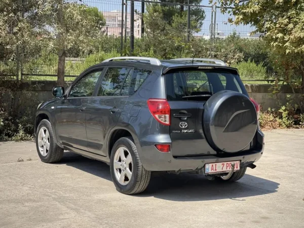 Tirane, shes SUV | Fuoristrad | Xhip TOYOTA RAV4 Nafte, gri e erret manuale Klima 158.000 km 5.900 €