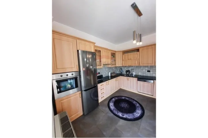 Tirane, jepet me qera apartament 2+1 , 170 m² 1.300 € (Jepet me Qira Apartament tek Ambasada Amerikane)