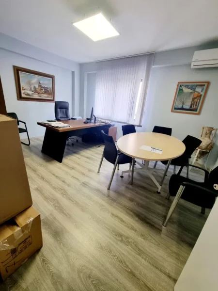 Happy Home jep me qira Zyre prane Bllokut 4+1+Ballkon Kati 2, 133 m² 1.000 € (Bllok)