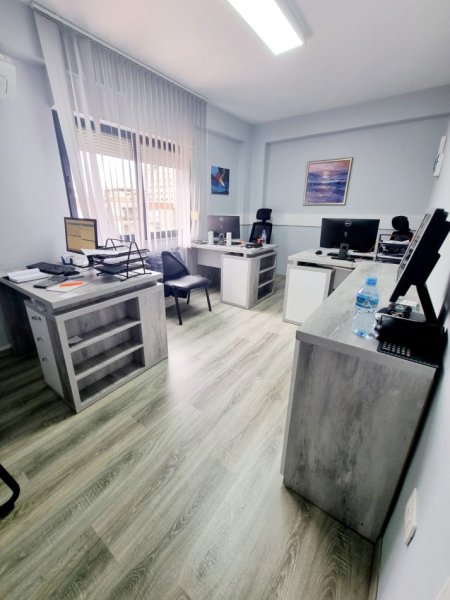 Happy Home jep me qira Zyre prane Bllokut 4+1+Ballkon Kati 2, 133 m² 1.000 € (Bllok)