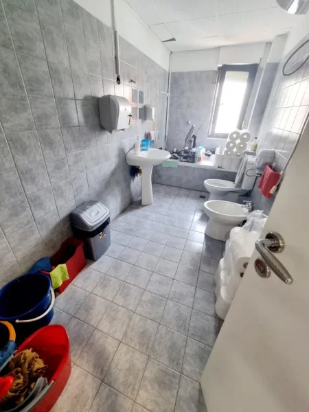 Happy Home jep me qira Zyre prane Bllokut 4+1+Ballkon Kati 2, 133 m² 1.000 € (Bllok)