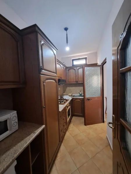 Tirane, jepet me qera 2+1+Ballkon Kati 5, 79 m² 600 € (Pranë 9-Katësheve, afër Prokurorisë)