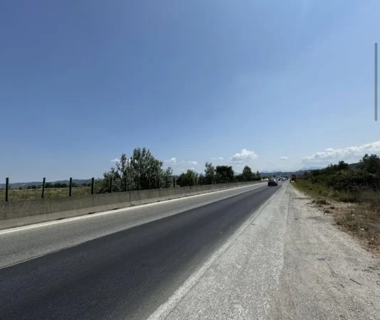 Durres, toke , 4.000 m² 300.000 €