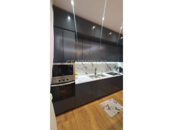 Tirane, jepet me qera apartament 2+1 Kati 6, 103 m² 1.000 € (RRUGA E DIBRES)