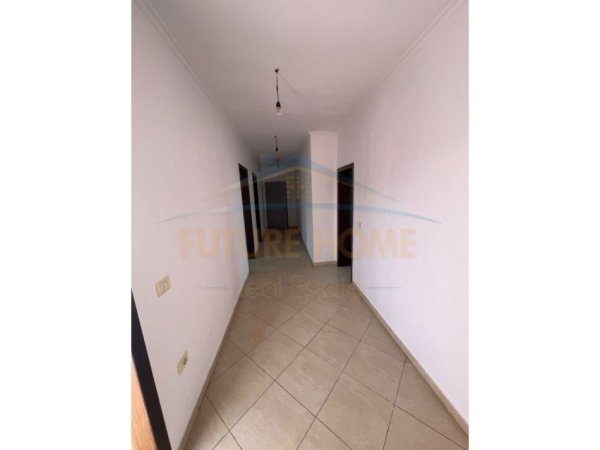 Tirane, shes 2+1 Kati 3, 87 m² 98.000 € (Laprake)