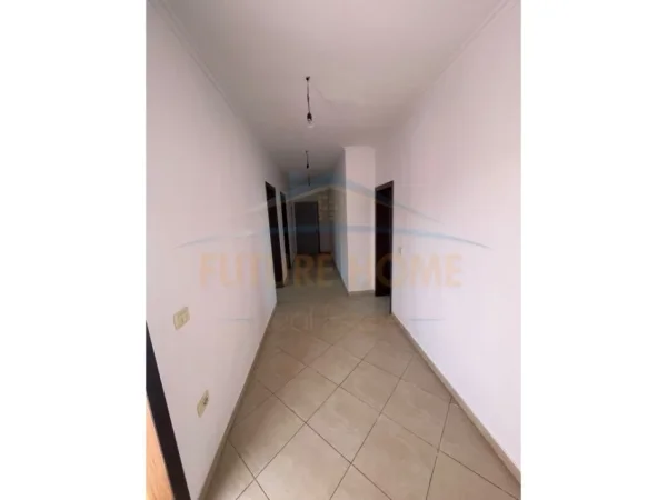 Tirane, shes 2+1 Kati 3, 87 m² 98.000 € (Laprake)