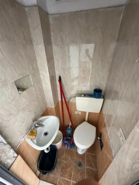 Tirane, jepet me qera zyre Kati 1, 28 m² 350 € (Rruga Kavajes)