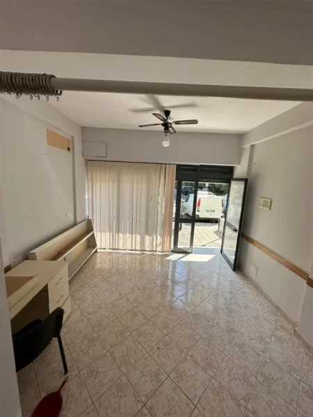 Tirane, jepet me qera zyre Kati 1, 28 m² 350 € (Rruga Kavajes)