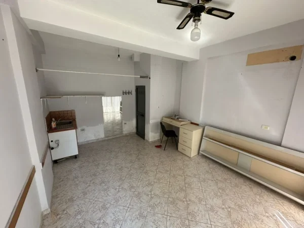 Tirane, jepet me qera dyqan Kati 0, 28 m² 350 € (Square 21)
