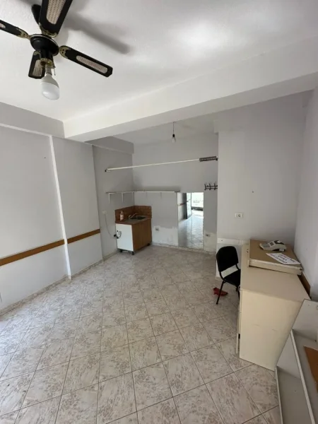 Tirane, jepet me qera dyqan Kati 0, 28 m² 350 € (Square 21)