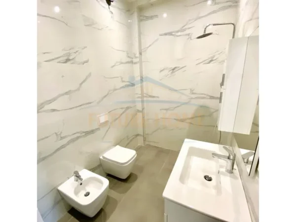 Tirane, jepet me qera apartament 2+1 Kati 21, 100 m² 1.170 € (RRUGA KAVAJES)