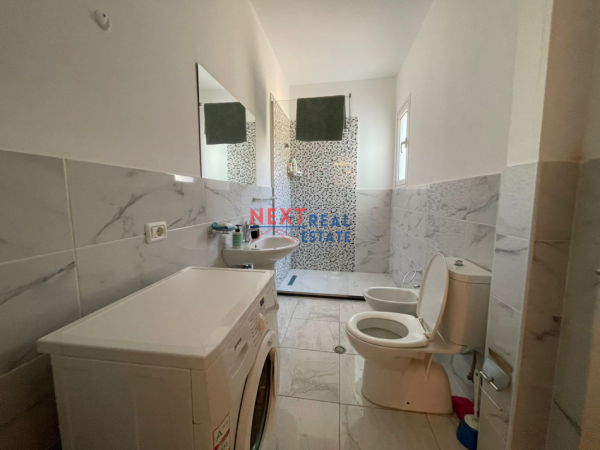 Vlore, jepet me qera apartament 2+1+Ballkon , 700 € (LUNGOMARE)