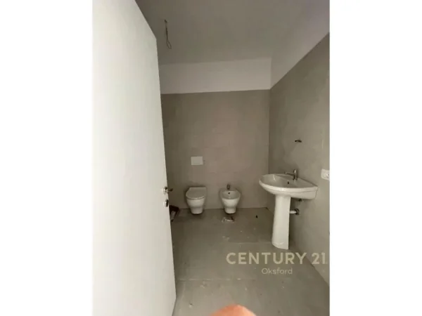 Tirane, shitet apartament 1+1+Ballkon Kati 5, 73 m² 124.100 € (Ish Fusha e Aviacionit)