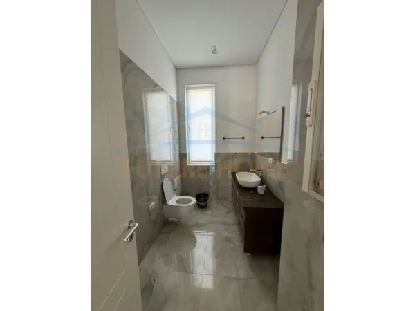 Tirane, jepet me qera Vile 4+1+Ballkon Kati 2, 300 m² 3.500 € (Teg)