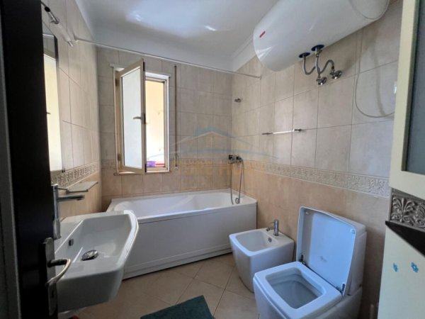 Tirane, jepet me qera apartament 2+1+Ballkon Kati 5, 100 m² 800 € (Bllok)