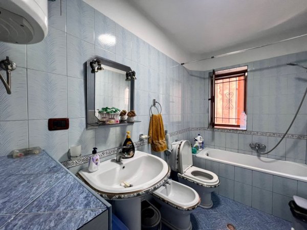 Tirane, jepet me qera apartament 2+1+Ballkon Kati 3, 80 m² 600 € (Rruga Tefta Tasahko)