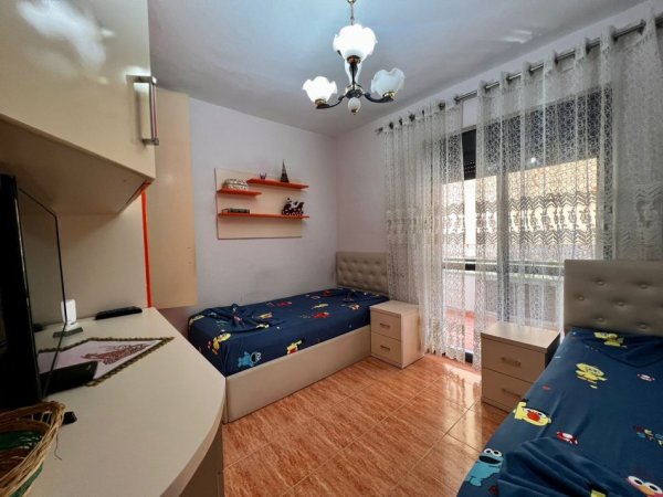 Tirane, jepet me qera apartament 2+1+Ballkon Kati 3, 80 m² 600 € (Rruga Tefta Tasahko)