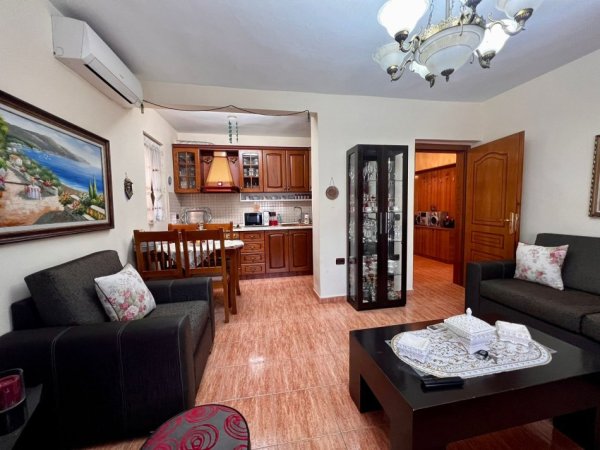 Tirane, jepet me qera apartament 2+1+Ballkon Kati 3, 80 m² 600 € (Rruga Tefta Tasahko)