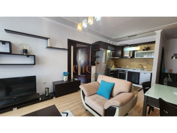 Tirane, jepet me qera apartament 2+1+Ballkon Kati 5, 90 m² 800 € (Fakultetit te Juridikut)