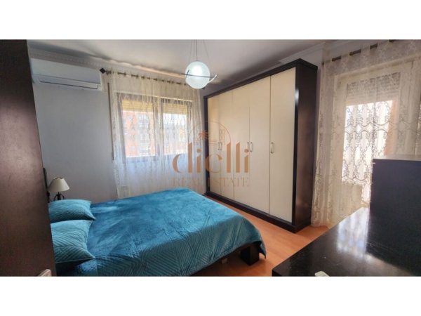 Tirane, jepet me qera apartament 2+1+Ballkon Kati 5, 90 m² 800 € (Fakultetit te Juridikut)