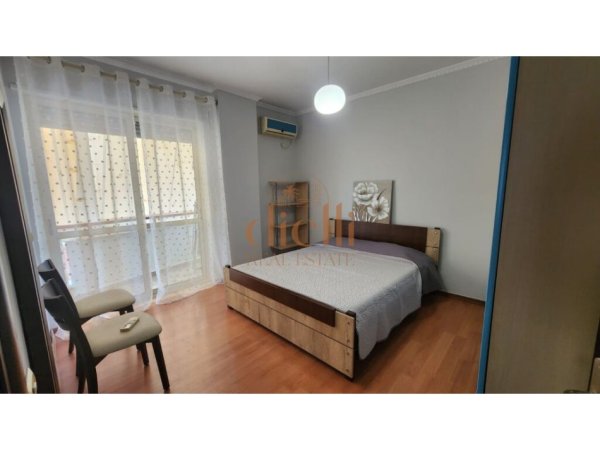 Tirane, jepet me qera apartament 2+1+Ballkon Kati 5, 90 m² 800 € (Fakultetit te Juridikut)