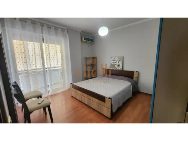 Tirane, jepet me qera apartament 2+1+Ballkon Kati 5, 90 m² 800 € (Fakultetit te Juridikut)