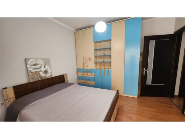 Tirane, jepet me qera apartament 2+1+Ballkon Kati 5, 90 m² 800 € (Fakultetit te Juridikut)