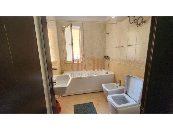 Tirane, jepet me qera apartament 2+1+Ballkon Kati 5, 90 m² 800 € (Fakultetit te Juridikut)