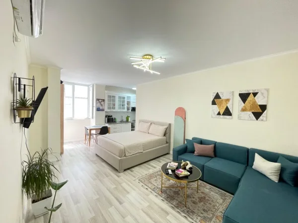 Tirane, jap me qera garsonier 1+1 Kati 3, 40 m² 500 € (Kafe Flora)