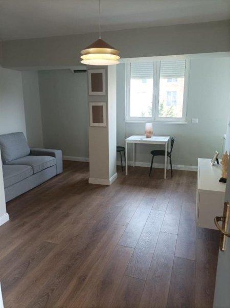 Tirane, jepet me qera apartament 1+1+Aneks Kati 3, 50 m² 450 € (RRUGA BARDHYL)