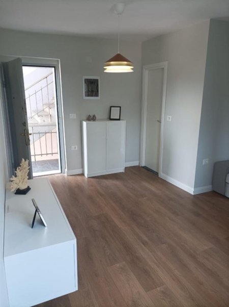 Tirane, jepet me qera apartament 1+1+Aneks Kati 3, 50 m² 450 € (RRUGA BARDHYL)