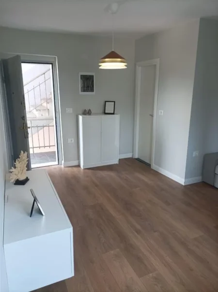Tirane, jepet me qera apartament 1+1+Aneks Kati 3, 50 m² 450 € (RRUGA BARDHYL)