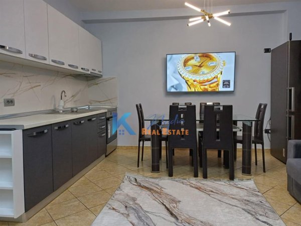Tirane, jepet me qera apartament 2+1 Kati 1, 100 m² 800 € (Pazari i Ri, rruga Hoxha Tahsin)