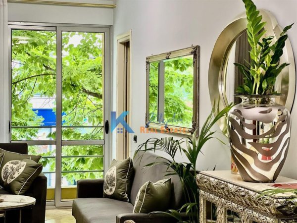 Tirane, jepet me qera apartament 2+1 Kati 1, 100 m² 800 € (Pazari i Ri, rruga Hoxha Tahsin)