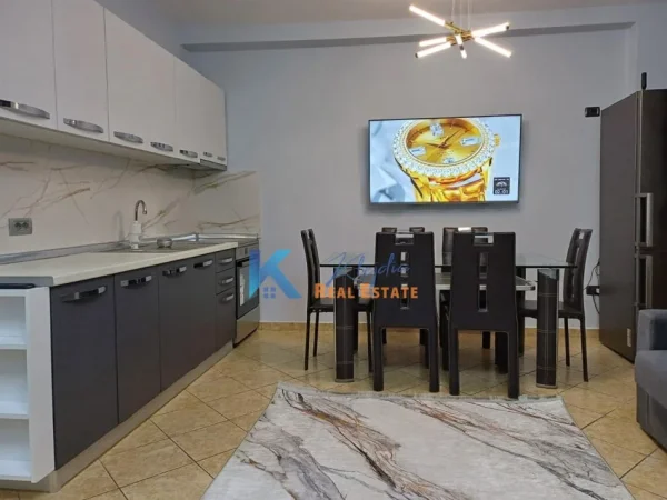 Tirane, jepet me qera apartament 2+1 Kati 1, 100 m² 800 € (Pazari i Ri, rruga Hoxha Tahsin)