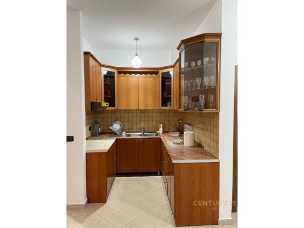 Tirane, jepet me qera apartament 2+1 Kati 1, 89 m² 450 € (Rruga Abraham Linkoln(Prane kristal center))