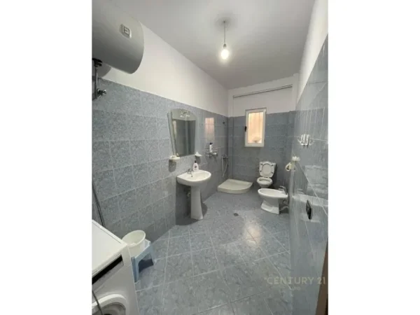 Tirane, jepet me qera apartament 2+1 Kati 1, 89 m² 450 € (Rruga Abraham Linkoln(Prane kristal center))