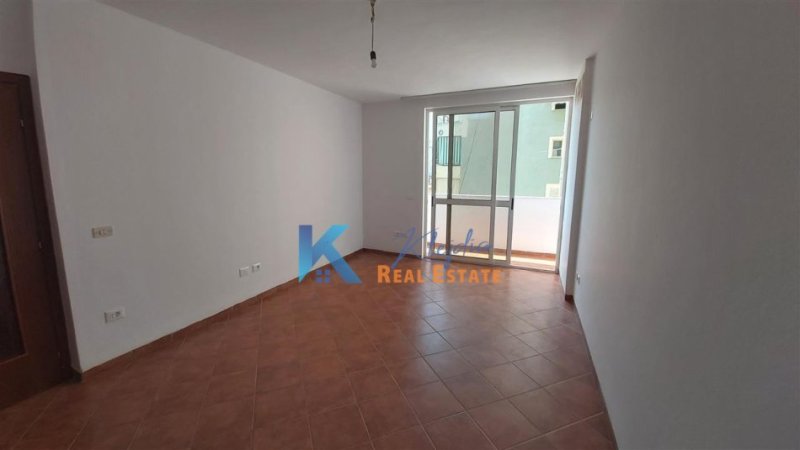 Tirane, jepet me qera zyre Kati 3, 90 m² (Myslym Shyr, rrugica Him Kolli)