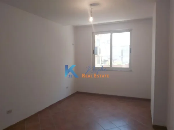 Tirane, jepet me qera zyre Kati 3, 90 m² (Myslym Shyr, rrugica Him Kolli)