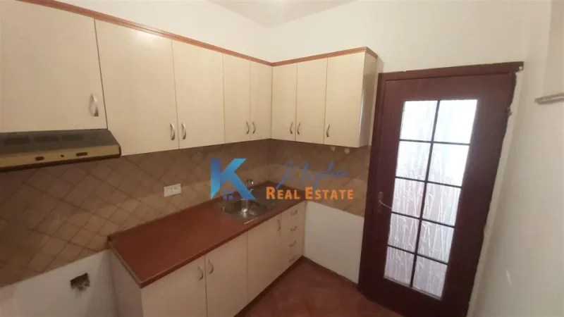 Tirane, jepet me qera zyre Kati 3, 90 m² (Myslym Shyr, rrugica Him Kolli)