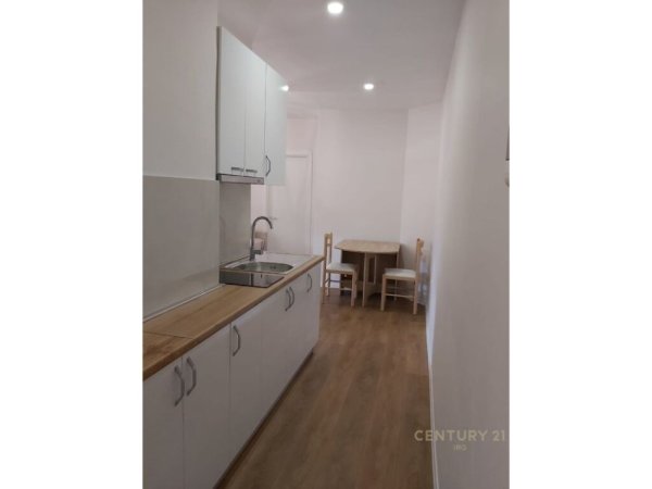 Tirane, jepet me qera apartament 1+1 , 50 m² 450 € (Pazar i ri)