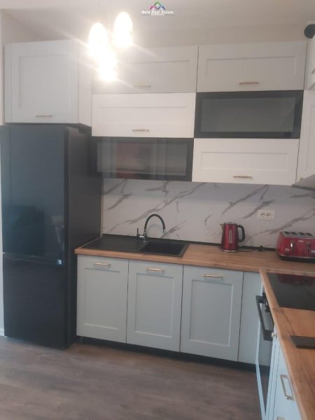 Tirane, jepet me qera apartament 1+1+Ballkon Kati 21, 77 m² 900 € (rruga e kavajes)
