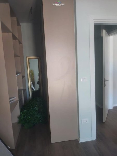 Tirane, jepet me qera apartament 1+1+Ballkon Kati 21, 77 m² 900 € (rruga e kavajes)