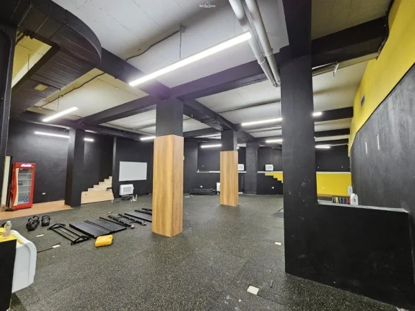 Tirane, jepet me qera ambjent biznesi Kati -1, 800 m² 3.700 € (rruga e elbasanit)