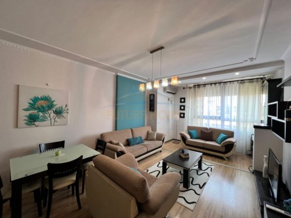 Tirane, jepet me qera apartament 2+1+Ballkon Kati 5, 100 m² 800 € (Blloku)