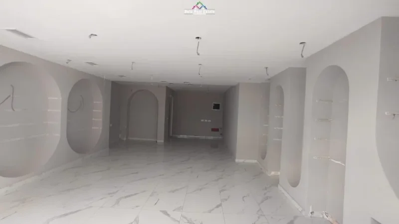 Tirane, jepet me qera dyqan Kati 0, 60 m² 1.300 € (bllok)