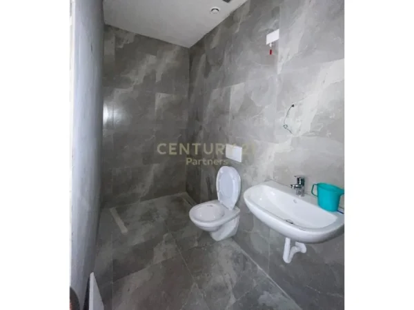 Tirane, jap me qera ambjent biznesi , 64 m² 1.250 € (Liqeni i Tiranës)