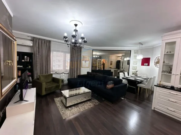 Tirane, jepet me qera apartament 2+1+Ballkon Kati 8, 115 m² 850 € (Rr Reshit petrela)