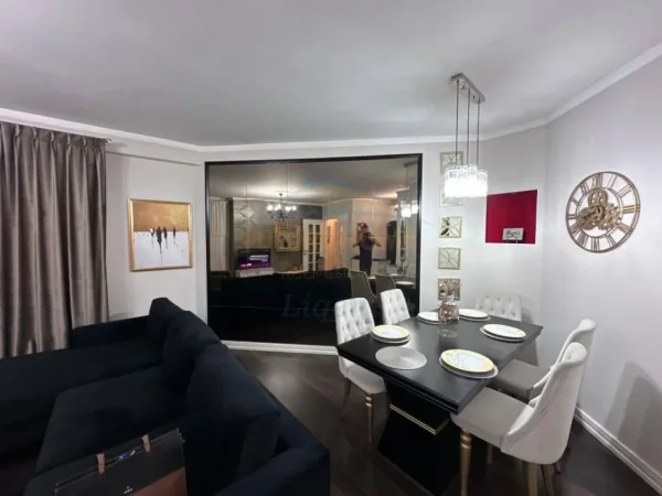 Tirane, jepet me qera apartament 2+1+Ballkon Kati 8, 115 m² 850 € (Rr Reshit petrela)