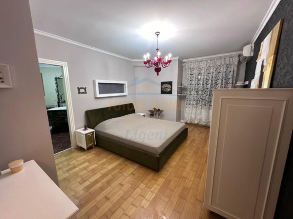 Tirane, jepet me qera apartament 2+1+Ballkon Kati 8, 115 m² 850 € (Rr Reshit petrela)